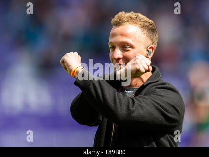 12 mai 2019, Saxe, UAE : Soccer : 2ème Bundesliga, Erzgebirge Aue - Greuther Fürth-Mer, 33e journée, dans le Sparkassen-Erzgebirgsstadion. Joris Singer montre symboliquement avec ses bras croisés les marteaux de l'Aue après sa performance avant le début de la partie. Photo : Robert Michael/dpa-Zentralbild/DPA - NOTE IMPORTANTE : en conformité avec les exigences de la DFL Deutsche Fußball Liga ou la DFB Deutscher Fußball-Bund, il est interdit d'utiliser ou avoir utilisé des photographies prises dans le stade et/ou la correspondance dans la séquence sous forme d'images et/ou vidéo-comme des séquences de photos. Banque D'Images