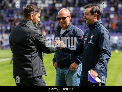 12 mai 2019, Saxe, UAE : Soccer : 2ème Bundesliga, Erzgebirge Aue - Greuther Fürth-Mer, 33e journée, dans le Sparkassen-Erzgebirgsstadion. Uae coach Daniel Meyer (r) et Fürth coach Stefan Leitl (l) saluent avant le début du jeu, UAE Président Helge Leonhardt observe la scène. Photo : Robert Michael/dpa-Zentralbild/DPA - NOTE IMPORTANTE : en conformité avec les exigences de la DFL Deutsche Fußball Liga ou la DFB Deutscher Fußball-Bund, il est interdit d'utiliser ou avoir utilisé des photographies prises dans le stade et/ou la correspondance dans la séquence sous forme d'images et/ou vidéo-comme la photo Banque D'Images