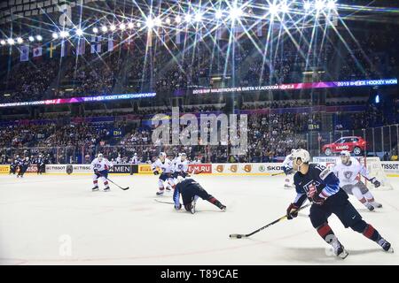 Kosice, Slovaquie. 12 mai, 2019. Alex DeBrincat(avant) d'USA contrôle la rondelle au cours de la 2019 Championnat du monde de hockey 2009 Slovaquie groupe un match entre les USA et la France à l'arène d'acier le 12 mai 2019 à Kosice, Slovaquie. Credit : Lukasz Laskowski/Xinhua/Alamy Live News Banque D'Images