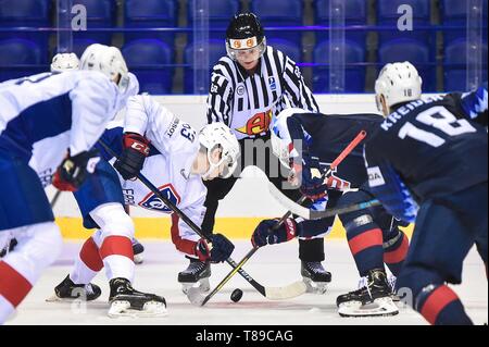 Kosice, Slovaquie. 12 mai, 2019. Les joueurs des deux côtés face à face au cours de la 2019 Championnat du monde de hockey 2009 Slovaquie groupe un match entre les USA et la France à l'arène d'acier le 12 mai 2019 à Kosice, Slovaquie. Credit : Lukasz Laskowski/Xinhua/Alamy Live News Banque D'Images