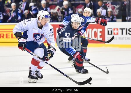 Kosice, Slovaquie. 12 mai, 2019. Quinn Hughes (R) des États-Unis est en concurrence avec Anthony Rech de la France au cours des 2019 Championnat du monde de hockey 2009 Slovaquie groupe un match entre les USA et la France à l'arène d'acier le 12 mai 2019 à Kosice, Slovaquie. Credit : Lukasz Laskowski/Xinhua/Alamy Live News Banque D'Images