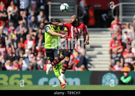 Southampton, UK. 12 mai, 2019. Southampton, UK. 12 mai, 2019. Défenseur Southampton Ryan Bertrand gagne la bataille aérienne de Huddersfield Town defender Tommy Smith au cours de la Premier League match entre Southampton et Huddersfield Town au St Mary's Stadium, Southampton le dimanche 12 mai 2019. Usage éditorial uniquement, licence requise pour un usage commercial. Aucune utilisation de pari, de jeux ou d'un seul club/ligue/dvd publications. Photographie peut uniquement être utilisé pour les journaux et/ou à des fins d'édition de magazines. Crédit : MI News & Sport /Alamy Live News Banque D'Images