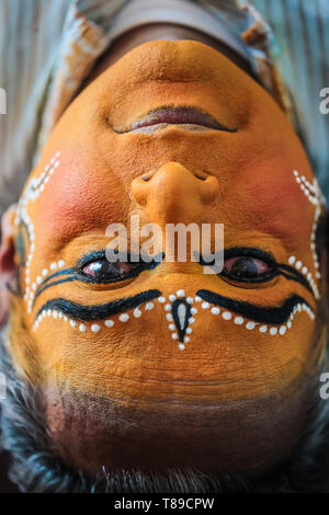 Londres, Royaume-Uni. 12 mai, 2019. Bienvenue sur le remarquable univers de Kathakali, un 500 ans de théâtre danse classique du Kerala et un 2000 ans Bharatanatyam danse classique du Tamil Nadu. Les deux ont émergé de la temples de l'Inde du Sud il y a plusieurs siècles. Cela a nécessité des années de formation et l'utilisation des superbes costumes et maquillage. Crédit : Paul/Quezada-Neiman Alamy Live News Banque D'Images