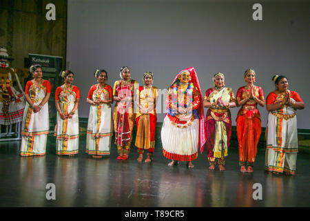 Londres, Royaume-Uni. 12 mai, 2019. Bienvenue sur le remarquable univers de Kathakali, un 500 ans de théâtre danse classique du Kerala et un 2000 ans Bharatanatyam danse classique du Tamil Nadu. Kathakali et certains des autres artistes interprètes ou exécutants au sud de l'Inde d'aujourd'hui un événement au musée & V ,Londres . Crédit : Paul/Quezada-Neiman Alamy Live News Banque D'Images