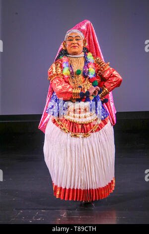 Londres, Royaume-Uni. 12 mai, 2019. Bienvenue sur le remarquable univers de Kathakali, un 500 ans de théâtre danse classique du Kerala et un 2000 ans Bharatanatyam danse classique du Tamil Nadu. Les deux ont émergé de la temples de l'Inde du Sud il y a plusieurs siècles. Cela a nécessité des années de formation et l'utilisation des superbes costumes et maquillage. Crédit : Paul/Quezada-Neiman Alamy Live News Banque D'Images