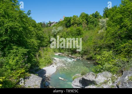 En France, en Haute Savoie, près d'Annecy la curiosité naturelle des Gorges du Fier, la rivière avant les gorges au niveau du pont de liasses et les tours du château de Montrottier Banque D'Images