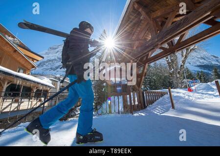 France, Savoie, Massif de la Vanoise, Pralognan la Vanoise, Parc National, à pied, son skieur skis sur l'épaule sur le front de neige Banque D'Images