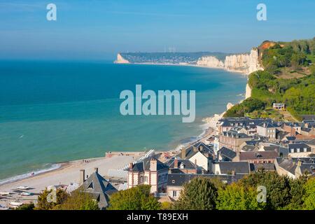 France, Seine Maritime, Pays de Caux, Côte d'albâtre, la ville d'Yport et les falaises entre Yport et Fécamp au crépuscule Banque D'Images