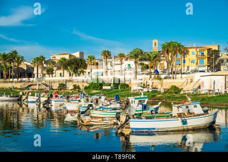 Italie, Sicile, Scoglitti, petit village de pêcheurs et searesort sur la côte sud, le port de pêche Banque D'Images