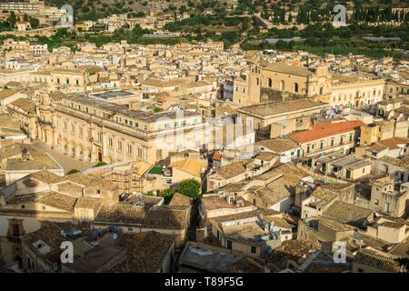 Italie, Sicile, Scicli, UNESCO World Heritage site, vue panoramique de la colline de San Matteo Banque D'Images