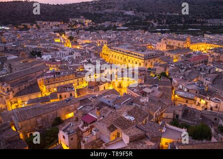 Italie, Sicile, Scicli, UNESCO World Heritage site, vue panoramique de la colline de San Matteo Banque D'Images