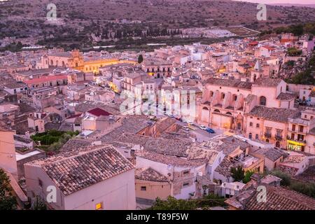 Italie, Sicile, Scicli, UNESCO World Heritage site, vue panoramique de la colline de San Matteo Banque D'Images