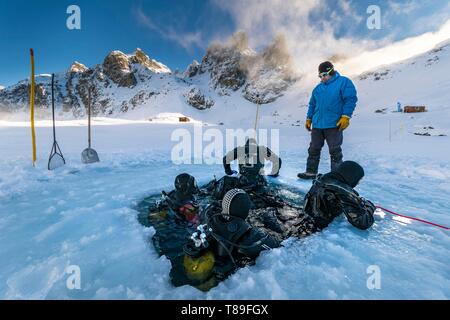 France, Isère (38), Belledonne, Chamrousse, Robert lacs, une équipe de plongeurs, monte de sous la glace - Dive Xtreme Banque D'Images