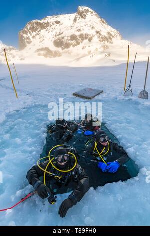 France, Isère (38), Belledonne, Chamrousse, Robert lacs, une équipe de plongeurs, monte de sous la glace - Dive Xtreme Banque D'Images