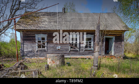 Petite maison abandonnée au Bélarus zone d'exclusion de Tchernobyl, a récemment ouvert pour le public d'avril 2019. Banque D'Images