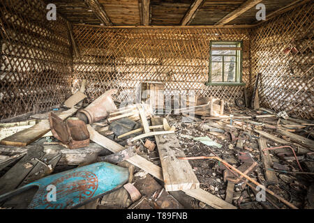 Petite maison abandonnée au Bélarus zone d'exclusion de Tchernobyl, a récemment ouvert pour le public d'avril 2019. Banque D'Images
