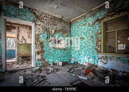 Intérieur d'une petite maison abandonnée dans la zone d'exclusion de Tchernobyl en Biélorussie, récemment ouverte au public à partir d'avril 2019. Banque D'Images
