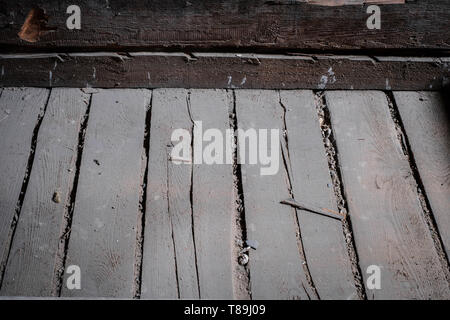 Vieux plancher en bois poutre et dans la construction de planches loft grenier Banque D'Images