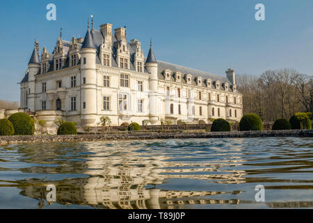 Catherine de Médicis gothique tardif du début de la Renaissance / Château de Chenonceau reflétée dans l'une des grandes piscines sur ses vastes jardins restaurés. Banque D'Images