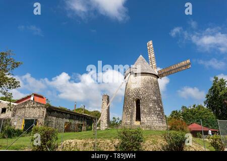 La France, la Guadeloupe, Marie-Galante, Capesterre de Marie Galante, à l'Habitation Bellevue, distillerie de rhum, les vieux bâtiments et ruines, ancien moulin à vent restauré qui est toujours utilisé pour la production d'ecopositive Banque D'Images