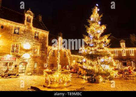 La France, Finistère, Locronan Locronan, le marché de Noël illuminé dans l'un des plus beaux village de France Banque D'Images