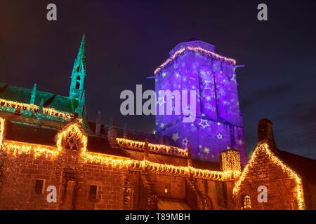 La France, Finistère, Locronan Locronan, le marché de Noël illuminé dans l'un des plus beaux village de France Banque D'Images