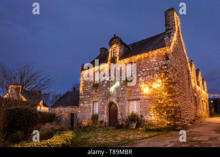 La France, Finistère, Locronan Locronan, le marché de Noël illuminé dans l'un des plus beaux village de France Banque D'Images