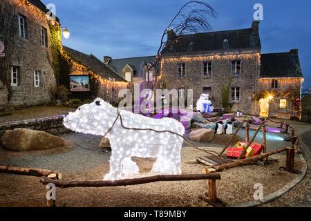 La France, Finistère, Locronan Locronan, le marché de Noël illuminé dans l'un des plus beaux village de France Banque D'Images