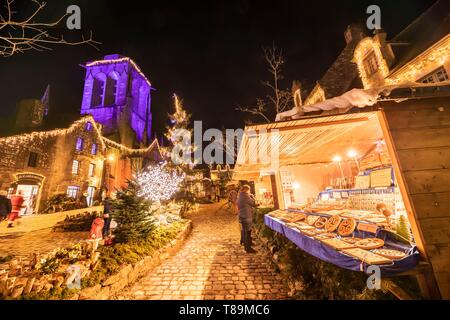 La France, Finistère, Locronan Locronan, le marché de Noël illuminé dans l'un des plus beaux village de France Banque D'Images