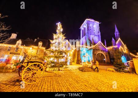 La France, Finistère, Locronan Locronan, le marché de Noël illuminé dans l'un des plus beaux village de France Banque D'Images