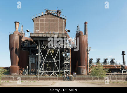 Parc paysage à Duisburg avec un haut fourneau fermé une partie de l'usine de la culture industrielle de l'Allemagne Banque D'Images