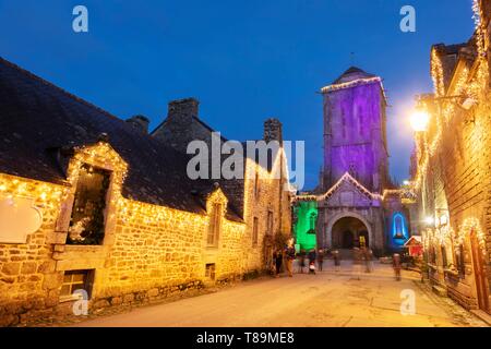 La France, Finistère, Locronan Locronan, le marché de Noël illuminé dans l'un des plus beaux village de France Banque D'Images