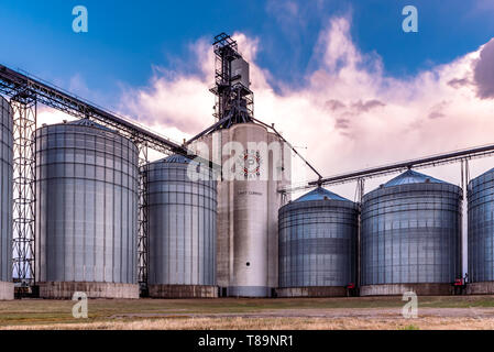 Swift Current, SK/Canada- 10 mai 2019 : Ciel de coucher du soleil sur le terminal de Paterson Grain à Swift Current, SK, Canada Banque D'Images