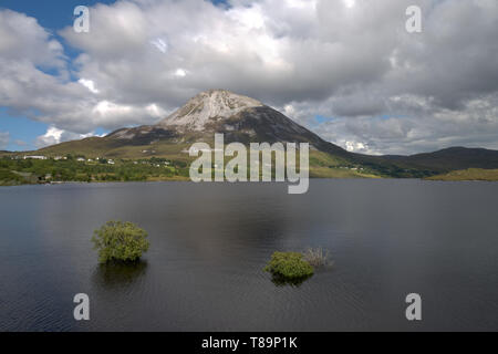 Dunlewey Vue du lac en face du Mont Errigal près du Glen empoisonné à Donegal, Irlande Banque D'Images