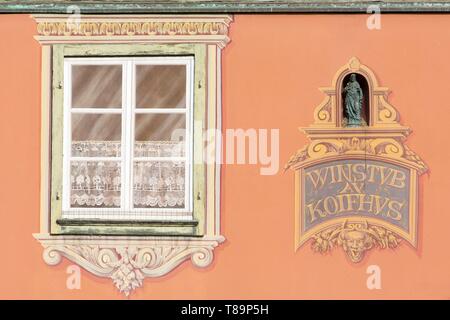 France, Alsace, Route des Vins d'Alsace, Colmar, façade d'une maison à colombages en trompe-l'oeil sur la Place de l'Ancienne Douane (ancien square personnalisée) Banque D'Images