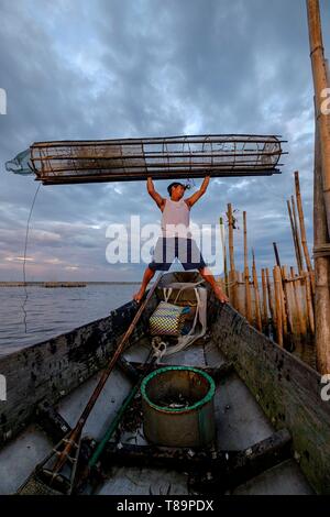 Vietnam, province de Thua Thien Hue, Tam Giang, pêcheur dans le lagon Banque D'Images