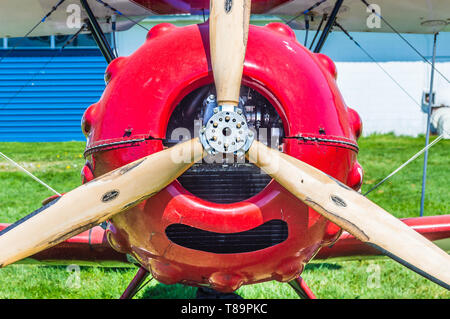 Hélice et nez de vintage rouge Murphy Renegade biplan à Delta Heritage Airpark. Banque D'Images