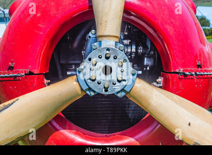 Hélice et nez de vintage rouge Murphy Renegade biplan à Delta Heritage Airpark. Banque D'Images