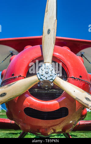 Hélice et nez de vintage rouge Murphy Renegade biplan à Delta Heritage Airpark. Banque D'Images