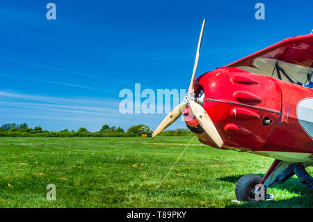 Hélice et nez de vintage rouge Murphy Renegade biplan à Delta Heritage Airpark. Banque D'Images