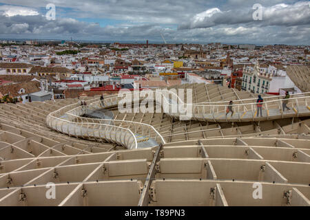 Séville, Espagne - 06 Avril 2019 : Vue du haut de l'espace Metropol Parasol (Setas de Sevilla), une grosse structure où l'on a la meilleure vue de Banque D'Images