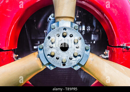 Voir le détail avant de fermer rouge vintage hélice biplan, moteur, bride de montage et vis. Banque D'Images