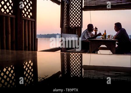 Le Myanmar, Birmanie, Karen ou l'Etat de Kayin, HPA, un restaurant le long de la Kan Thar Yar lake Banque D'Images
