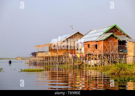 Le Myanmar, l'État Shan, au Lac Inle, village de Nam Pan, des maisons sur pilotis Banque D'Images