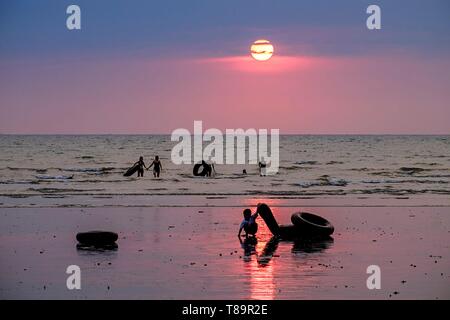 Le Myanmar, Birmanie, région de Tanintharyi, Dawei ou Tavoy, Maungmagan beach, plage bouée Banque D'Images