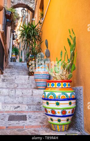 L'Italie, la Sicile, Taormina, pot en céramique peinte dans une ruelle de la vieille ville Banque D'Images