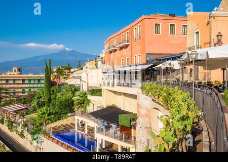 L'Italie, la Sicile, Taormina, la vieille ville, le luxe Hôtel Métropole, l'Etna en arrière-plan Banque D'Images