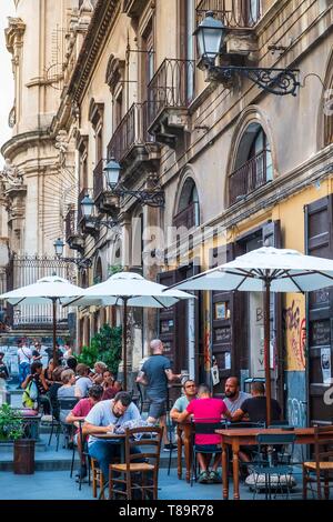 L'Italie, la Sicile, Catane, ville baroque classé Patrimoine Mondial de l'UNESCO, terrasse de café via Crociferi Banque D'Images