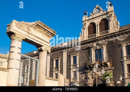 L'Italie, la Sicile, Catane, ville baroque classé Patrimoine Mondial de l'UNESCO, Piazza Stesicoro, Palazzo Tezzano et l'entrée de l'Amphithéâtre romain du 2ème siècle est l'un des plus grands de l'Empire romain Banque D'Images