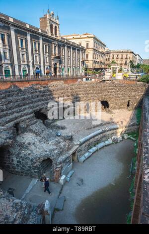 L'Italie, la Sicile, Catane, ville baroque classé Patrimoine Mondial de l'UNESCO, Piazza Stesicoro, l'Amphithéâtre romain du 2ème siècle est l'un des plus grands de l'Empire romain Banque D'Images